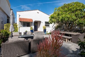 House - Beachside Bungalow 5 Minute Walk From the Shore (Hermosa Beach)