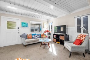House - Beachside Bungalow 5 Minute Walk From the Shore (Hermosa Beach)
