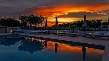 Außenpool (je nach Saison geöffnet), Sonnenschirme, Liegestühle