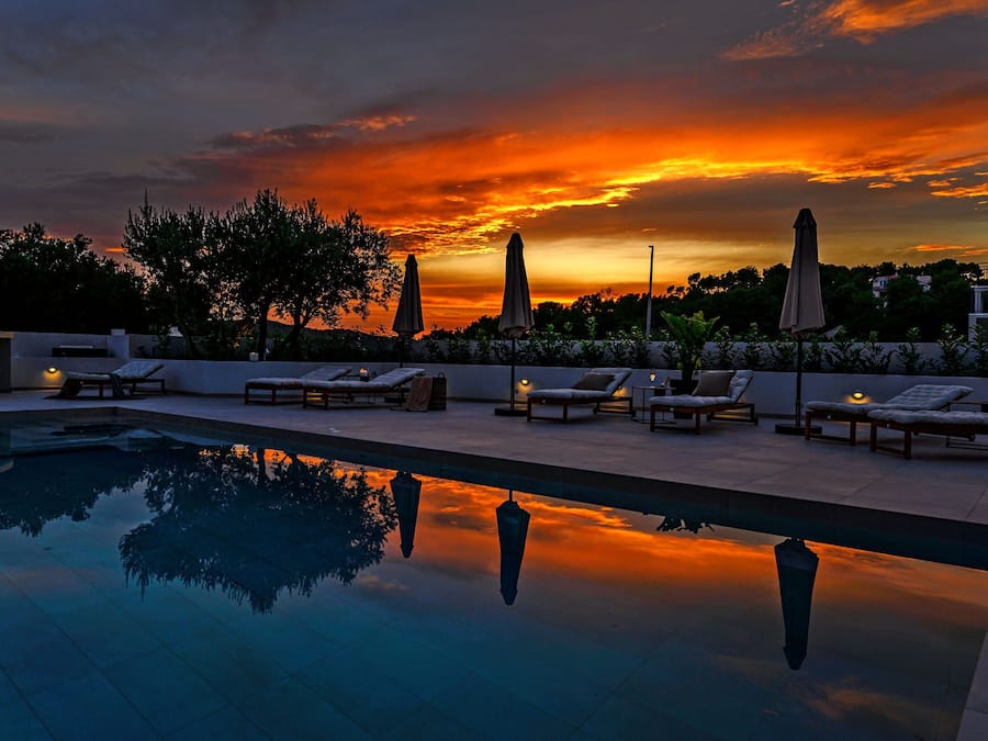 Kolam renang outdoor musiman, dengan payung kolam renang