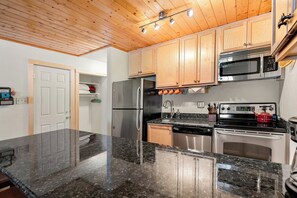 Fridge, microwave, oven, stovetop - New! Large Ground Floor Studio; Excellent Location (Breckenridge)