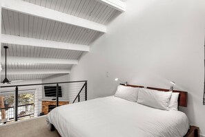 2 habitaciones, escritorio y tabla de planchar con plancha 