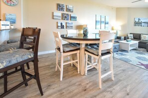 Un coin repas comprenant une table ronde et quatre chaises, un canapé et une table basse.