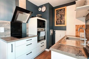 Fridge, microwave, oven, coffee/tea maker - At Versailles - The Captivating (Versailles)