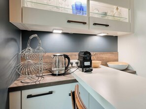 Interior - At Versailles - The Captivating (Versailles)