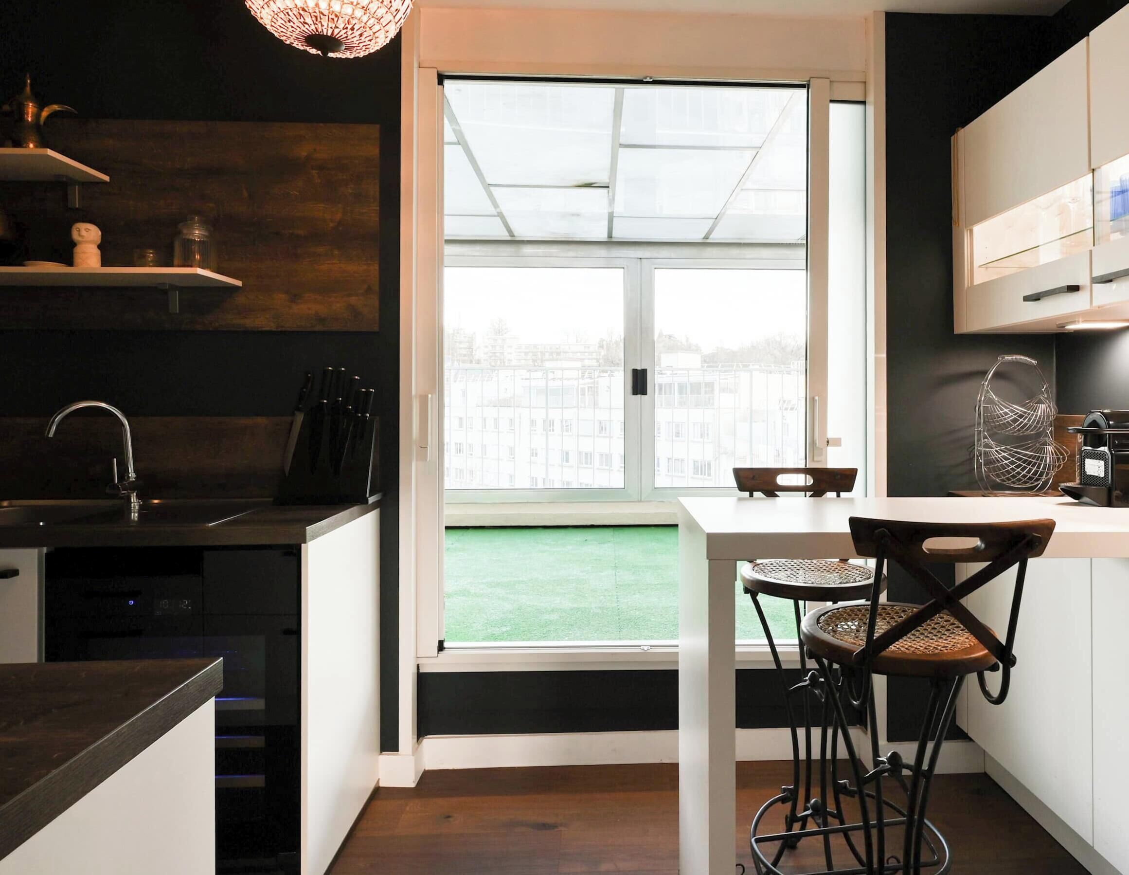 Kylskåp, mikrovågsugn, ugn och kaffe- och tebryggare