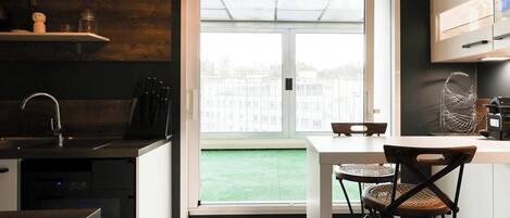 Kylskåp, mikrovågsugn, ugn och kaffe- och tebryggare