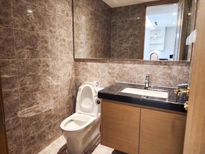 Douche, sèche-cheveux, bidet, serviettes fournies