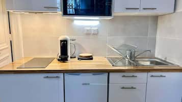 Kylskåp, mikrovågsugn, kaffe- och tebryggare och grytor/köksredskap