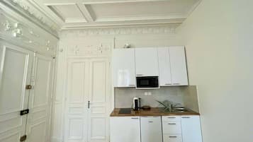 Kylskåp, mikrovågsugn, kaffe- och tebryggare och grytor/köksredskap