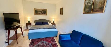 1 slaapkamer, een strijkplank/strijkijzer, wifi, beddengoed