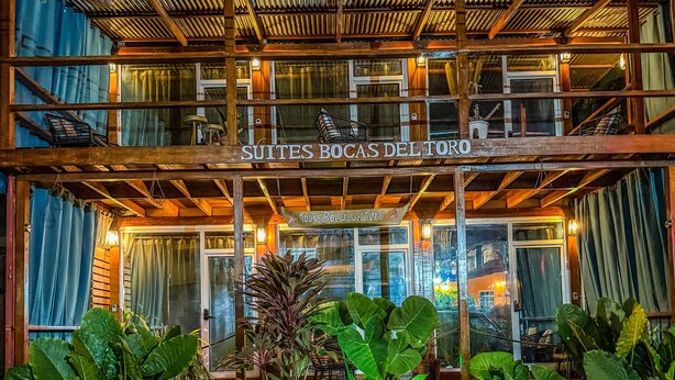 Edifici de dues plantes amb un rètol que diu "Suites Bocas del Toro".