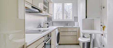 Kühlschrank, Mikrowelle, Ofen, Geschirrspüler