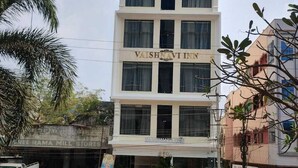 A multi-story building with a sign reading "VAISHNAVI INN A/C ROOMS". - Vaishnavi Inn (Rajahmundry)