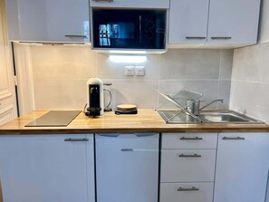 Kühlschrank, Mikrowelle, Wasserkocher mit Kaffee-/Teezubehör