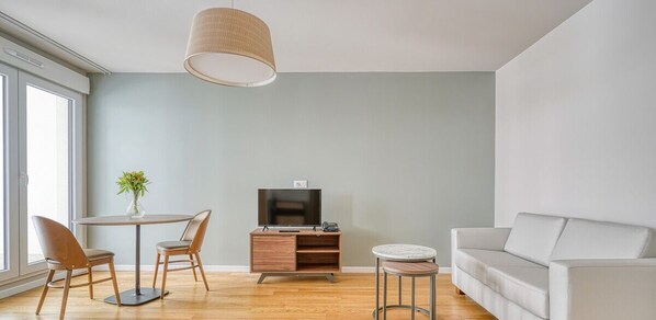 TV - On The Edge of Paris - The Sparse (Issy-les-Moulineaux)