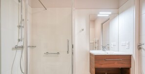 Shower, hair dryer - On The Edge of Paris - The Sparse (Issy-les-Moulineaux)