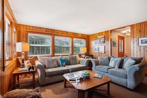 TV - Bailey's By The Sea - New Dog Friendly Listing! (Arch Cape)