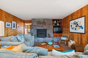TV - Bailey's By The Sea - New Dog Friendly Listing! (Arch Cape)