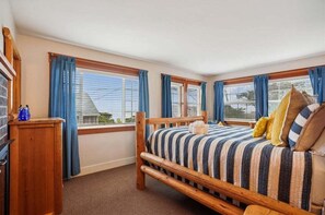 4 bedrooms, iron/ironing board, Internet, bed sheets