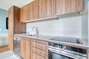 Fridge, microwave, dishwasher, cookware/dishes/utensils