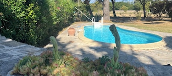 Provencal house with swimming pool in the countryside on 5000m2 of land