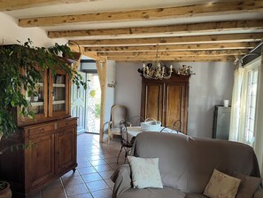 TV, table tennis, books - Provencal house with swimming pool in the countryside on 5000m2 of land (Montélimar)