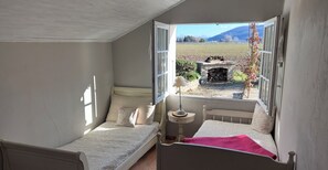 3 Schlafzimmer, Schreibtisch, Reisekinderbett, Bettwäsche