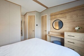 2 bedrooms, iron/ironing board, bed sheets