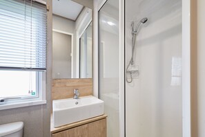 Douche, séchoir à cheveux, shampooing