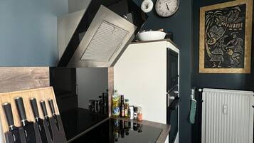 Een koelkast, een microgolfoven, een oven, een vaatwasser