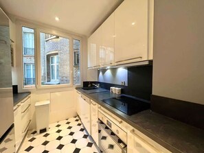 Kylskåp, mikrovågsugn, ugn och diskmaskin