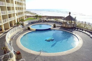 Innendørsbasseng og et oppvarmet basseng