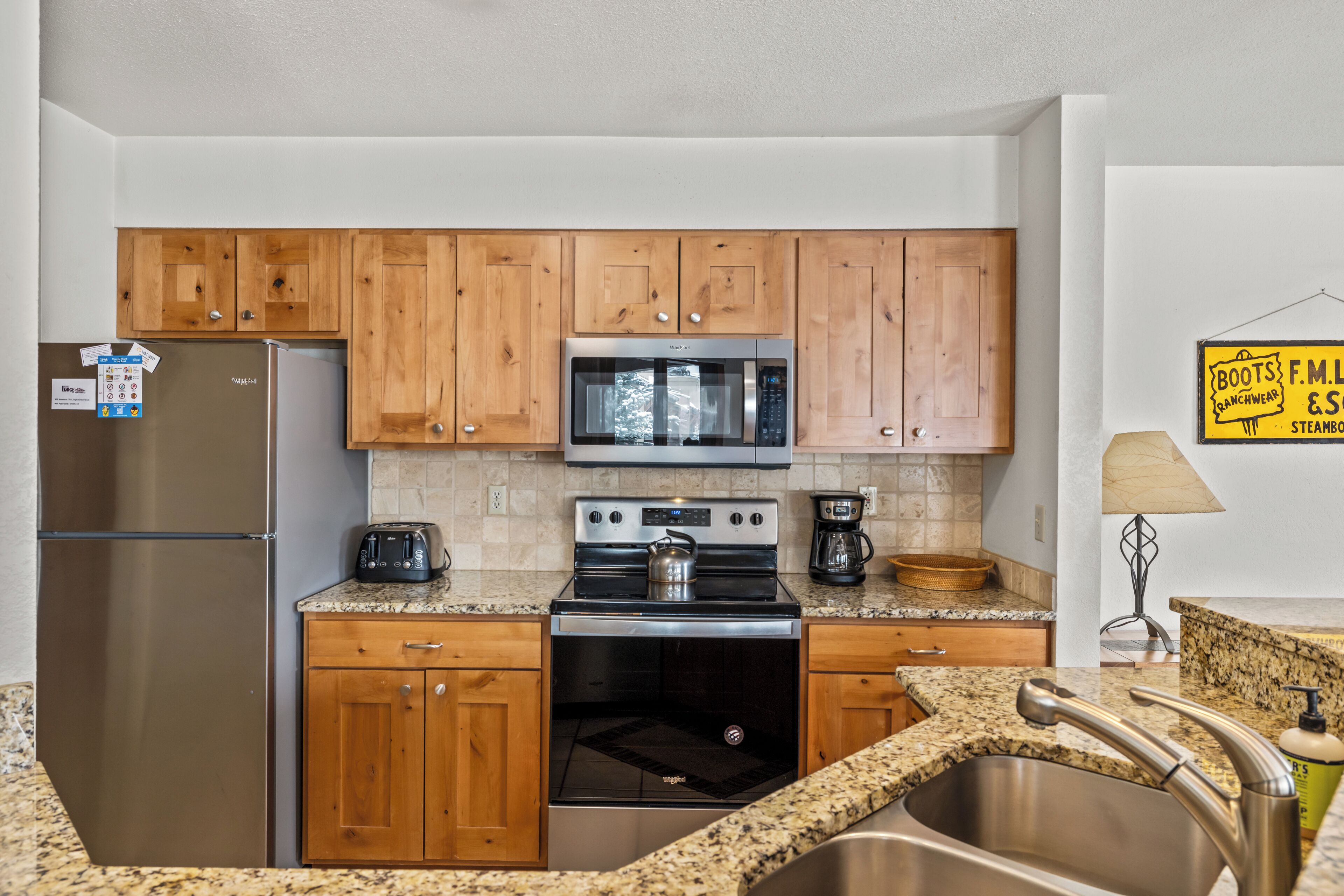 Réfrigérateur, four à micro-ondes, un four, surface de cuisson