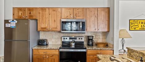 Réfrigérateur, four à micro-ondes, un four, surface de cuisson