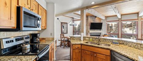 Frigorifero, microonde, forno, piano cottura