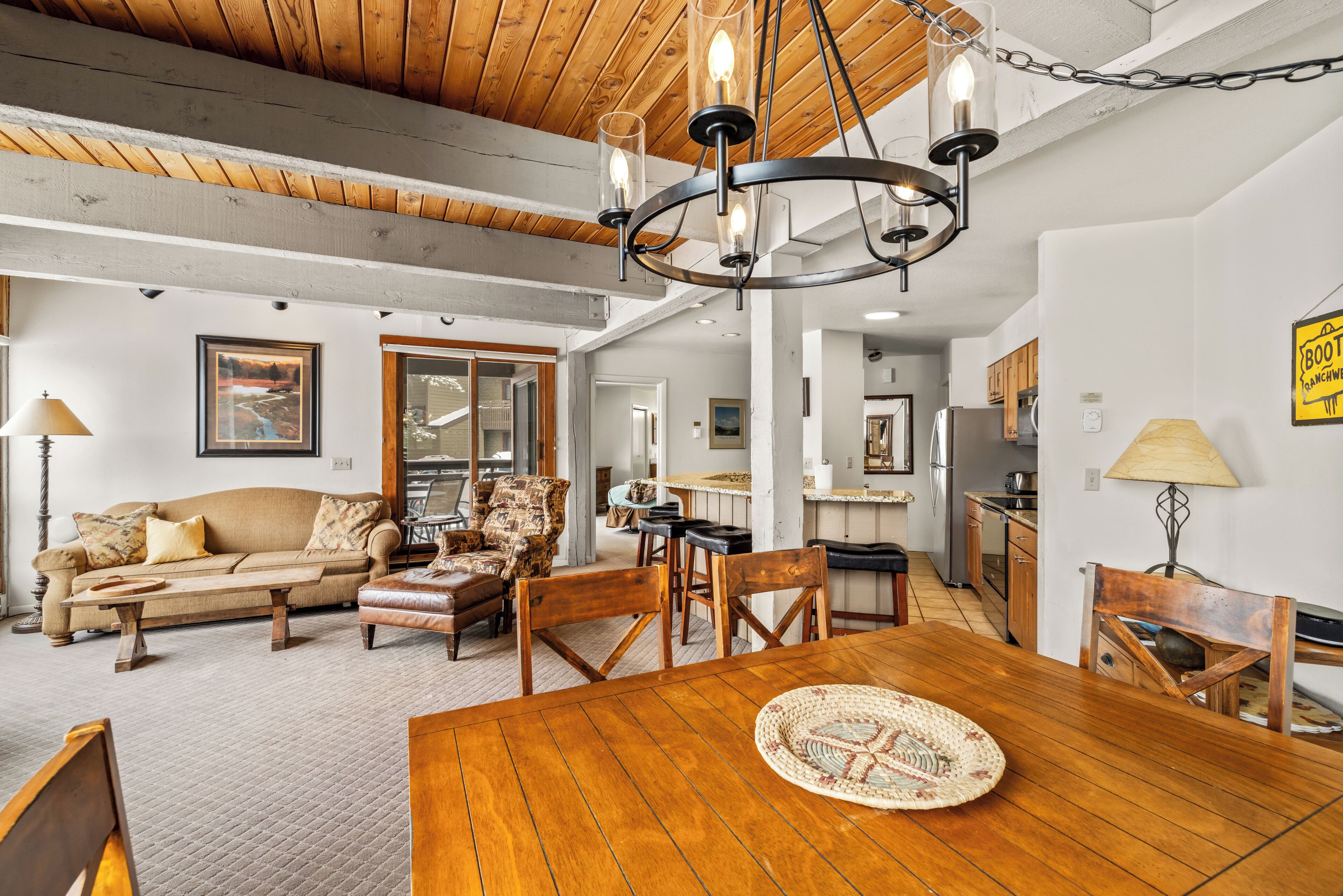 Televisión y chimenea 