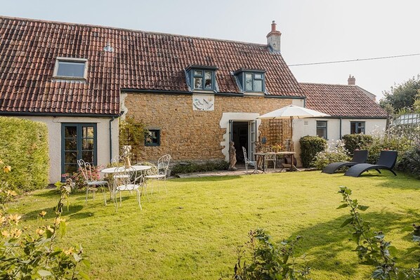 Cottage | Outdoor dining - Charming Country Cottage (Shepton Mallet)