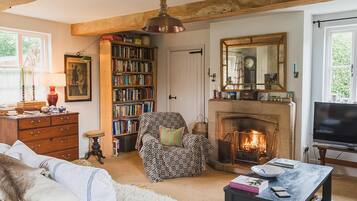 Cottage | Living area | Fireplace