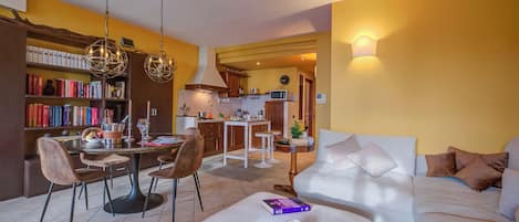 Standard Apartment, Multiple Bedrooms, Mountainside (Alice Suite Terrace, lake view & Park) | Living area | 21-inch flat-screen TV with cable channels