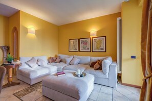 Leilighet – standard, flere soverom, ved fjell (Alice Suite Terrace, lake view & Park) | Oppholdsområde | En 21-tommers Flatskjerm-TV med kabel-kanaler