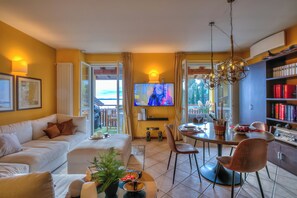 21-inch flat-screen TV with cable channels - Alice House Terrace & Lake View (Gardone Riviera)
