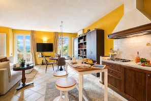 Standaard appartement, 1 slaapkamer, balkon (Alice Suite Terrace, lake view & Park) | Dineren