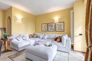 Standard Apartment, 1 Bedroom, Balcony, Mountainside (Alice Suite Terrace, lake view & Park) | Living area