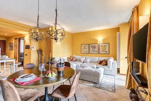 Standaard appartement, 1 slaapkamer, balkon (Alice Suite Terrace, lake view & Park) | Woonruimte | Flatscreentelevisie