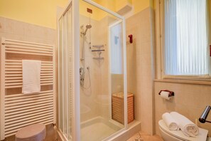 Shower, bidet, towels, soap - Alice House Terrace & Lake View (Gardone Riviera)