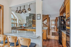 Fridge, microwave, oven, stovetop - Spacious Deck, Game Room - Whitman Brook Overlook (Quechee)