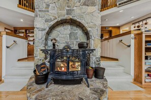 Interior - Spacious Deck, Game Room - Whitman Brook Overlook (Quechee)