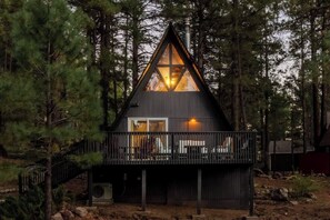 Exterior - Flagstaff Forest Cabin / Hot Tub Getaway (Flagstaff)