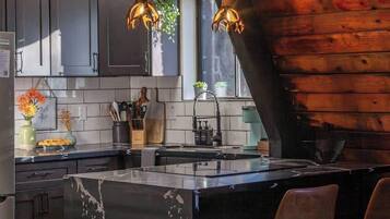 Geladeira, micro-ondas, fogão, cooktop
